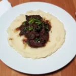 Hovädzie na hubách so zelerovým pyré